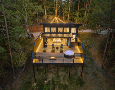 BlueSpruceTreehouse – Views, Outdoor shower, Hot tub, more!