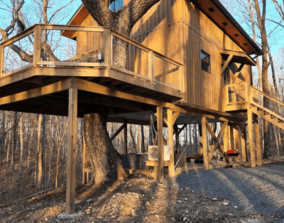 NEW Adult/Couples Themed 2 bedroom Treehouse/Cabin